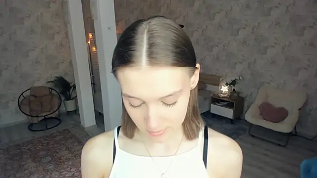 LianneBynon online show from May 28, 2026, 8:33 am