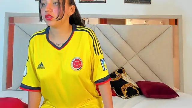 Snapshot of AmberQueen1 chatting on February 17, 2026, 12:02 pm AmberQueen1 online show from February 17, 2026, 12:02 pm