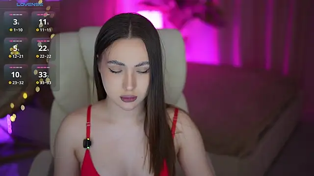 Snapshot of OliviaMoore_ chatting on April 23, 2026, 5:47 am OliviaMoore online show from April 23, 2026, 5:47 am