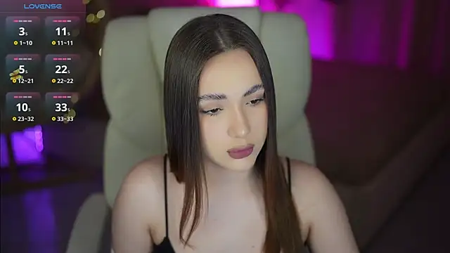 Snapshot of OliviaMoore_ chatting on April 19, 2026, 7:05 pm OliviaMoore online show from April 19, 2026, 7:05 pm