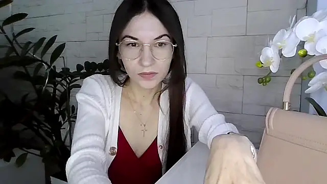 JuliaLovely online show from February 13, 2026, 2:39 pm