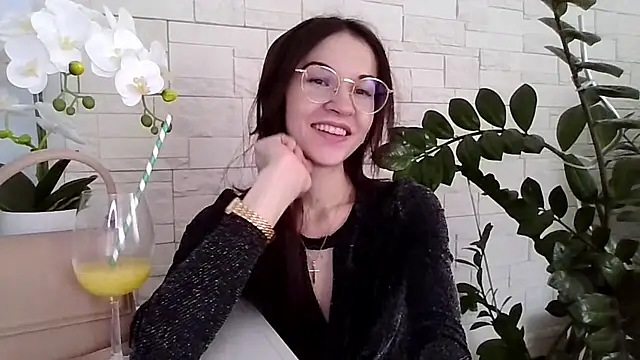 JuliaLovely online show from February 19, 2026, 2:47 pm