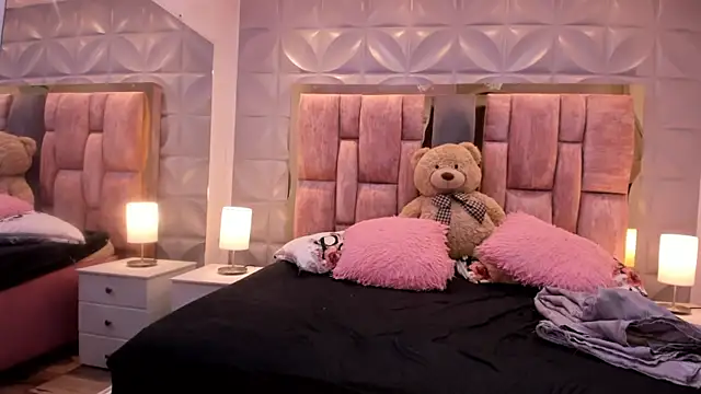 Paris Velvet online show from April 18, 2026, 10:54 pm