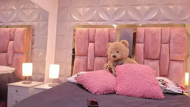 Paris Velvet online show from April 9, 2026, 10:49 pm