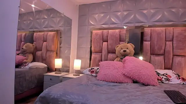 Paris Velvet online show from April 13, 2026, 11:31 pm