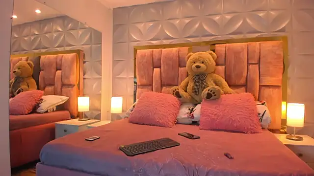 Snapshot of Paris_Velvet chatting on February 2, 2026, 10:20 pm Paris Velvet online show from February 2, 2026, 10:20 pm