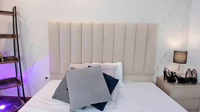ViolettaRousee  online show from May 11, 2026, 9:56 pm