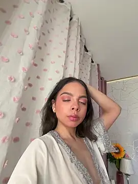 BambiRoses online show from May 11, 2026, 5:53 am