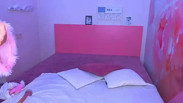 Snapshot of LuxSiren chatting on April 11, 2026, 6:32 am LuxSiren online show from April 11, 2026, 6:32 am