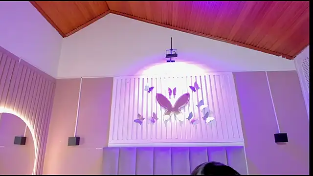  Kailythompson online show from April 4, 2026, 7:31 pm