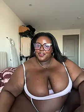 Snapshot of BouncyBBW chatting on July 14, 2026, 6:03 pm BouncyBBW online show from July 14, 2026, 6:03 pm