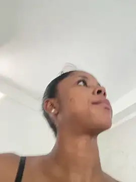 LIA PARKERR online show from April 8, 2026, 10:00 pm