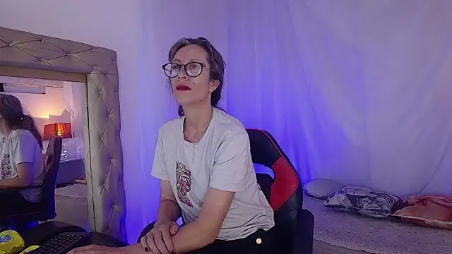 laurasofia45 online show from April 11, 2026, 5:26 am