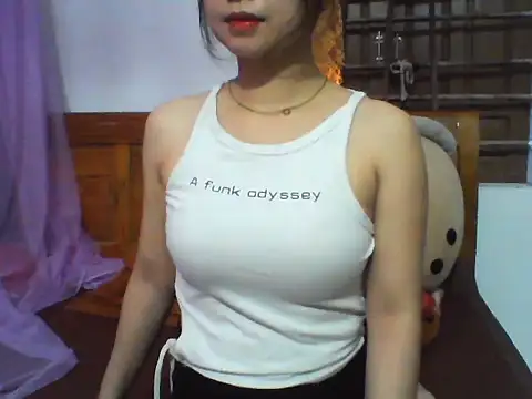 Snapshot of NinaKey chatting on April 4, 2026, 4:19 am NinaKey online show from April 4, 2026, 4:19 am