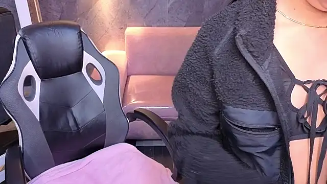 Snapshot of Sophie_jones_b chatting on April 9, 2026, 12:33 pm Sophie jones b online show from April 9, 2026, 12:33 pm