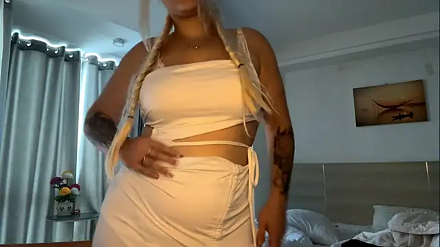 Snapshot of LuxureMia chatting on February 15, 2026, 7:51 am LuxureMia online show from February 15, 2026, 7:51 am