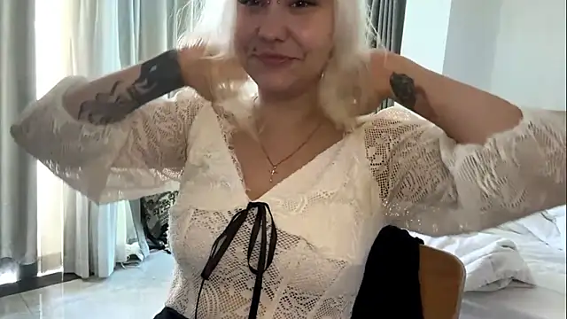 Snapshot of LuxureMia chatting on February 5, 2026, 5:14 am LuxureMia online show from February 5, 2026, 5:14 am