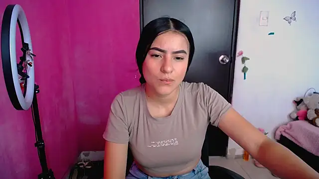 Snapshot of charlotte_petit_ chatting on April 11, 2026, 8:01 pm charlotte petit online show from April 11, 2026, 8:01 pm