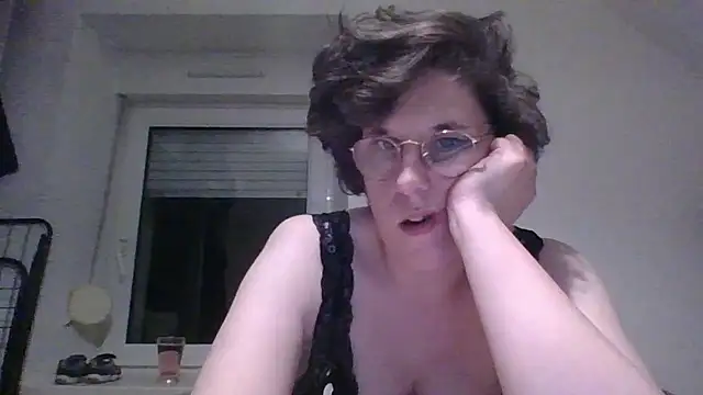 Snapshot of OIseauNoir88 chatting on April 15, 2026, 7:40 pm OIseauNoir88 online show from April 15, 2026, 7:40 pm