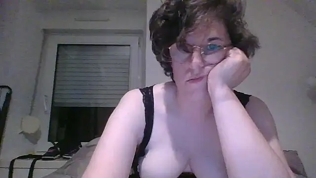 Snapshot of OIseauNoir88 chatting on April 18, 2026, 8:09 pm OIseauNoir88 online show from April 18, 2026, 8:09 pm