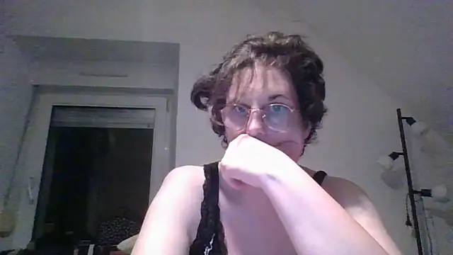 Snapshot of OIseauNoir88 chatting on April 20, 2026, 7:15 pm OIseauNoir88 online show from April 20, 2026, 7:15 pm