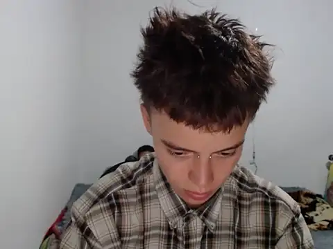 Snapshot of Brenda_Tina699 chatting on March 5, 2026, 1:35 am Brenda Tina699 online show from March 5, 2026, 1:35 am