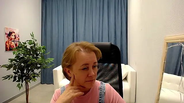 MONA W online show from May 27, 2026, 11:06 am