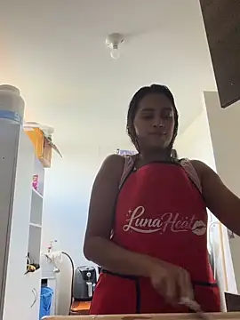 LunaHeat online show from May 27, 2026, 5:09 pm
