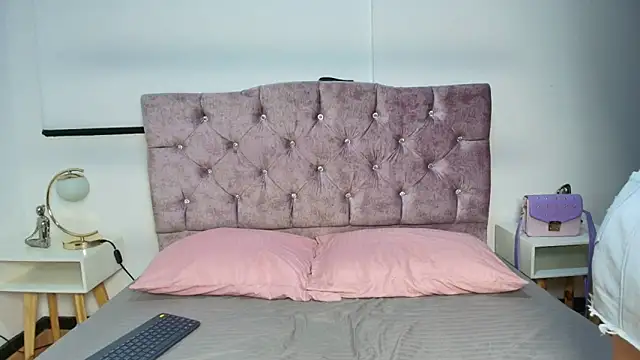 Snapshot of Ruby_Rouge_ chatting on March 18, 2026, 7:04 pm Ruby Rouge online show from March 18, 2026, 7:04 pm