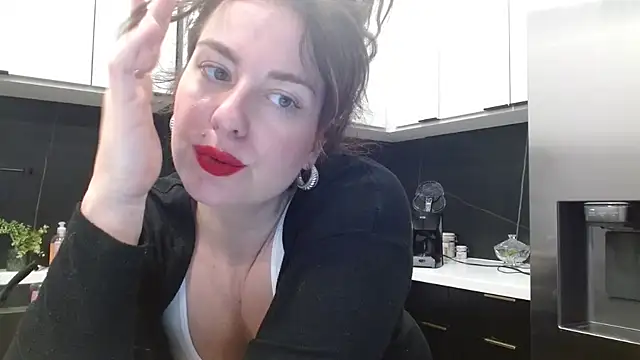 Snapshot of HazelSkyesChat chatting on April 11, 2026, 10:35 pm HazelSkyesChat online show from April 11, 2026, 10:35 pm