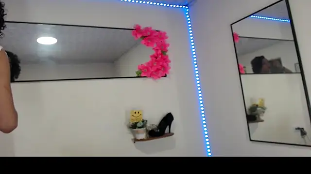 Darianna Atehortua online show from March 28, 2026, 9:38 pm