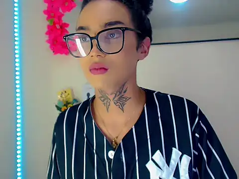 Darianna Atehortua online show from April 13, 2026, 9:08 pm