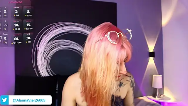 Snapshot of AlannaViera chatting on April 22, 2026, 12:12 pm AlannaViera online show from April 22, 2026, 12:12 pm