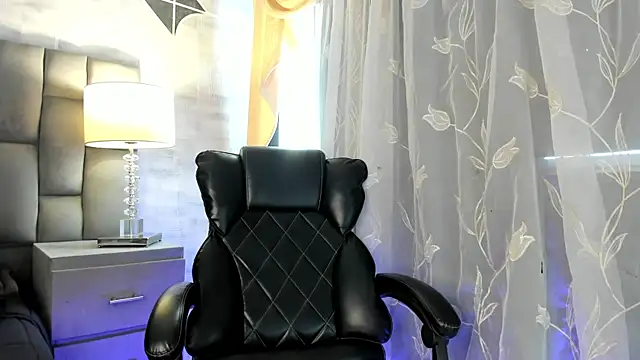 CarolineFyre online show from May 1, 2026, 2:11 pm