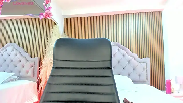 CarolineFyre online show from April 28, 2026, 12:42 pm