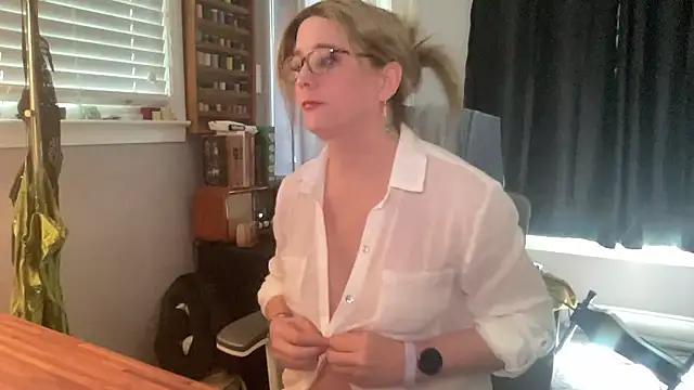 wetrainbows online show from March 10, 2026, 4:44 pm