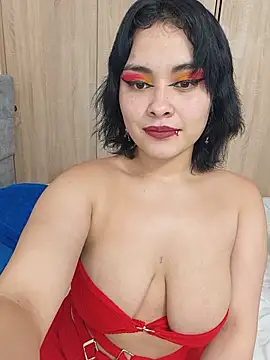 Snapshot of zoe_love18 chatting on May 17, 2026, 2:44 am zoe love18 online show from May 17, 2026, 2:44 am