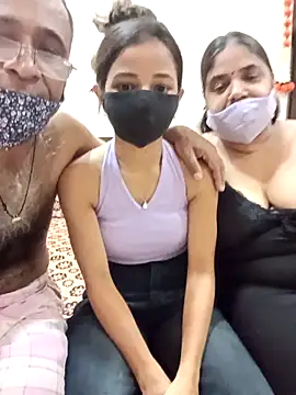 Snapshot of HoneyHush chatting on April 15, 2026, 6:19 am HoneyHush online show from April 15, 2026, 6:19 am