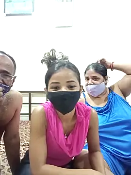 Snapshot of HoneyHush chatting on April 11, 2026, 7:16 am HoneyHush online show from April 11, 2026, 7:16 am