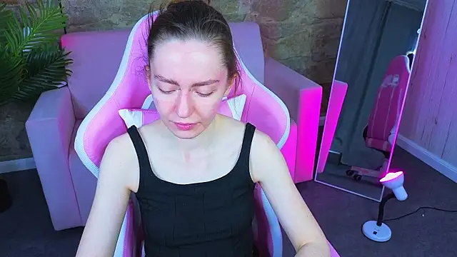 KristineValbuena online show from February 9, 2026, 1:14 am