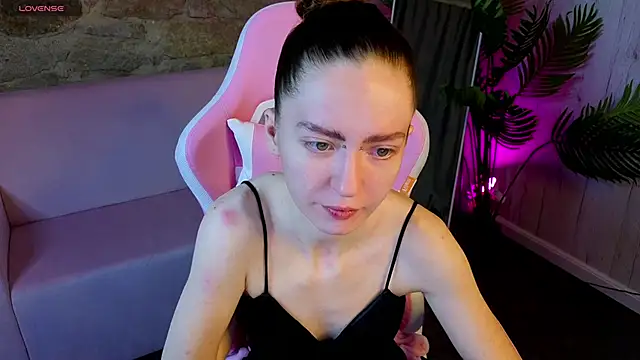 KristineValbuena online show from February 17, 2026, 1:25 am