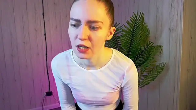 KristineValbuena online show from February 19, 2026, 1:24 am