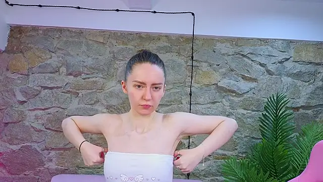 KristineValbuena online show from February 5, 2026, 3:24 am