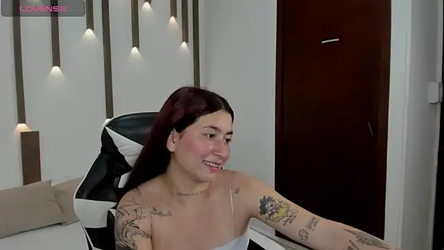 Snapshot of charlottee27_ chatting on April 9, 2026, 2:13 am charlottee27 online show from April 9, 2026, 2:13 am