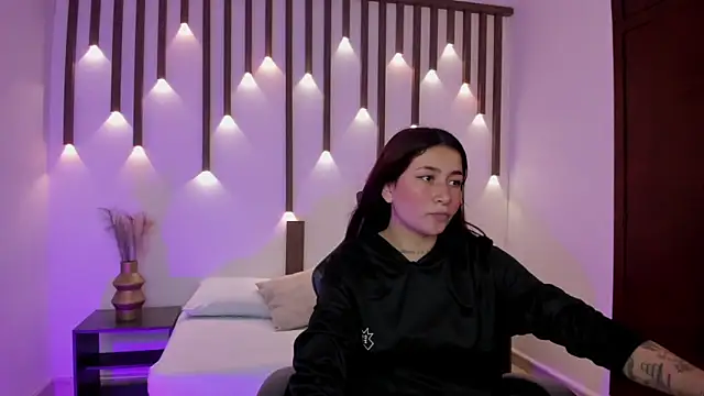 Snapshot of charlottee27_ chatting on April 16, 2026, 2:12 am charlottee27 online show from April 16, 2026, 2:12 am