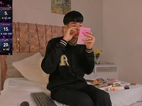 Snapshot of noah_lewiss chatting on February 23, 2026, 10:49 am noah lewiss online show from February 23, 2026, 10:49 am