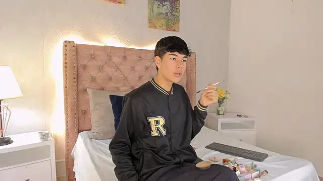 Snapshot of noah_lewiss chatting on February 13, 2026, 10:37 am noah lewiss online show from February 13, 2026, 10:37 am