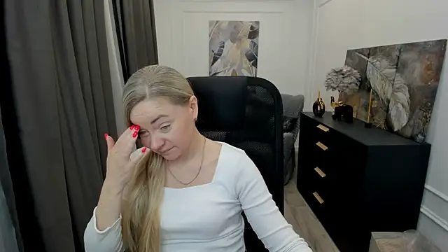 CharlotteKerti online show from April 21, 2026, 11:39 am