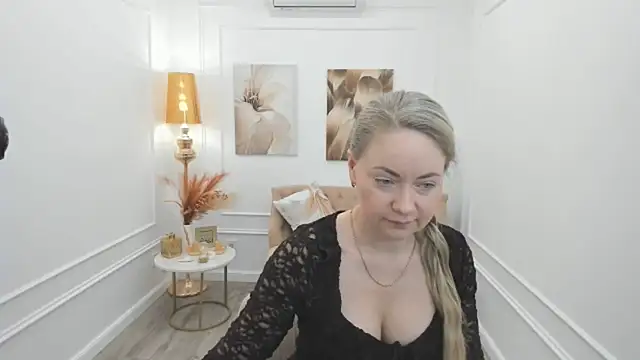 CharlotteKerti online show from April 20, 2026, 11:24 am