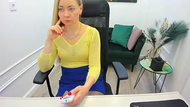 CharlotteKerti online show from April 22, 2026, 11:39 am